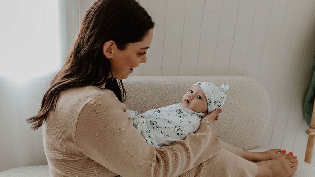 Stretch vs Muslin Swaddles: What’s Best for Your Bub? (Here’s What You Actually Need to Know) - Smitten Bub Co.