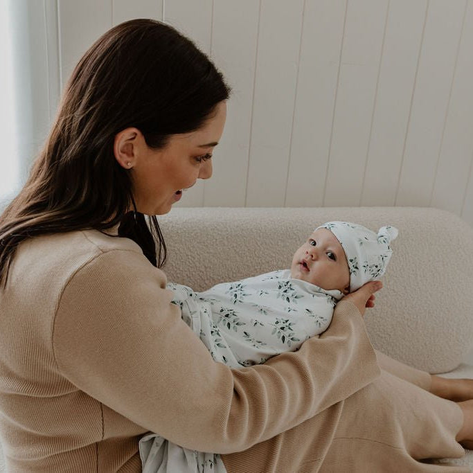 Stretch vs Muslin Swaddles: What’s Best for Your Bub? (Here’s What You Actually Need to Know) - Smitten Bub Co.