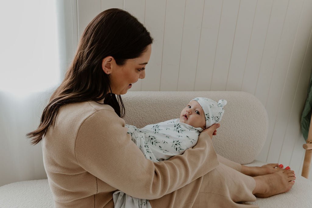 Stretch vs Muslin Swaddles: What’s Best for Your Bub? (Here’s What You Actually Need to Know) - Smitten Bub Co.